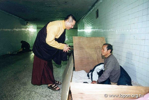 仁波切親自到公園地下道訪視街友