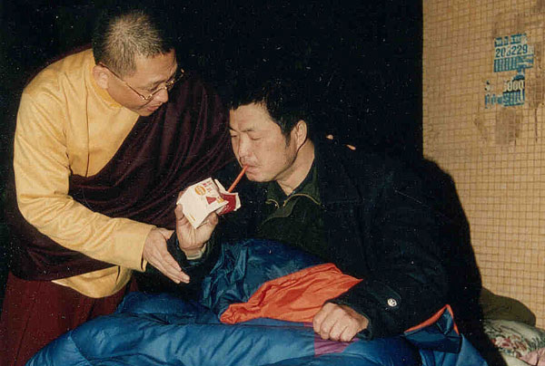 發送睡袋和禦寒冬衣