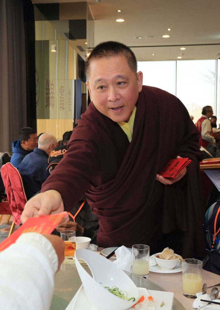 左手化緣，右手佈施。